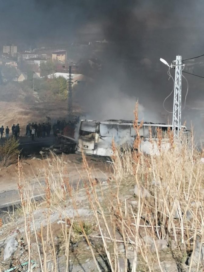 Ağrı’da Tanker Yolcu Otobüsüyle Çarpıştı, Kaza Sonrası Yangın Çıktı