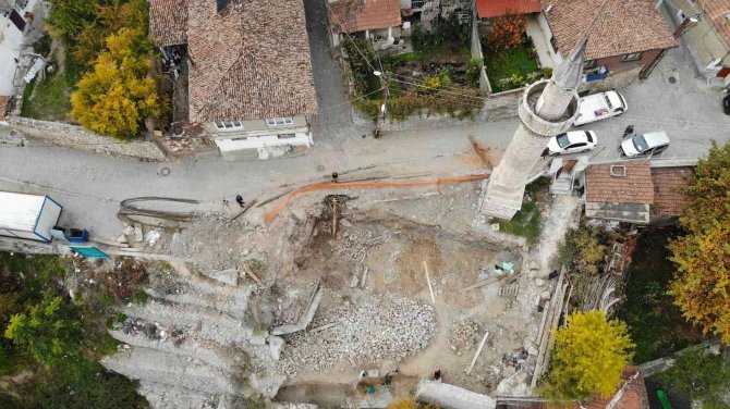 Minaresi Öksüz Kalan Tarihi Cami Yeniden İnşa Ediliyor