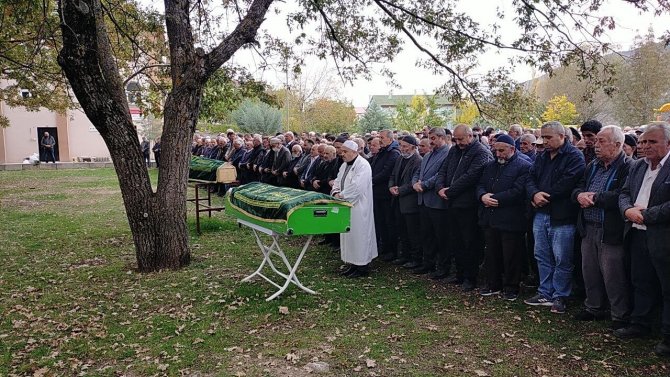 Amasya’da Otobüs Kazasında Ölen 3 Kişi Tokat’ta Toprağa Verildi