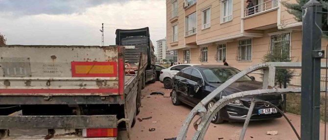 Kontrolden Çıkan Tır 8 Aracı Hurdaya Çevirdi