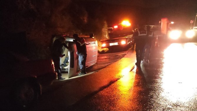Antalya’da Hafif Ticari Araç Takla Attı: 3 Yaralı
