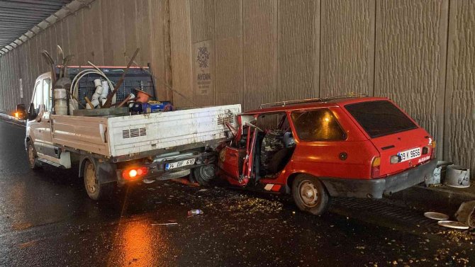 Otomobil Kamyonete Ok Gibi Saplandı: 2 Yaralı