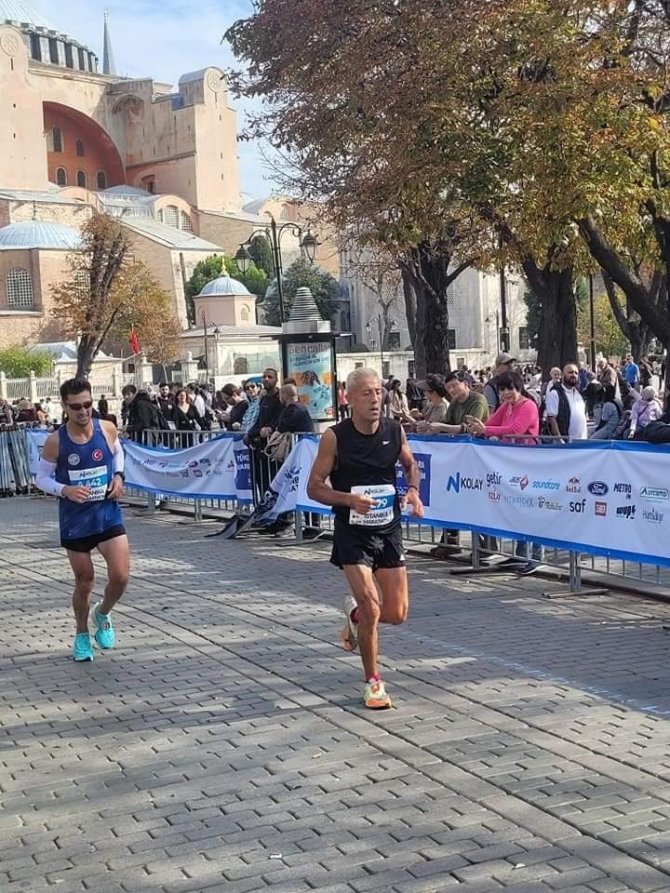 53 Yaşındaki Sporcu 42 Kilometrelik Maratonu 2.’likle Tamamladı