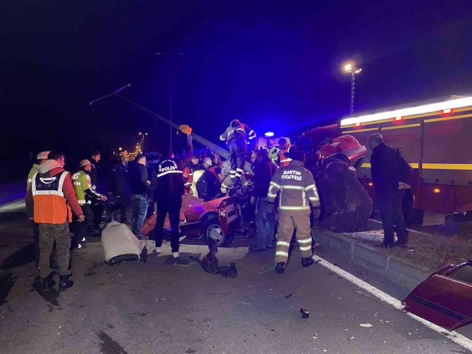 Otomobil Aydınlatma Direğine Çarptı: 1 Ölü