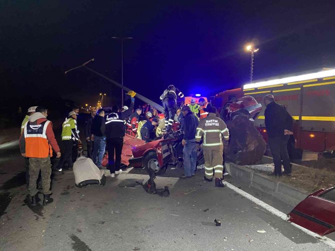 Otomobil Aydınlatma Direğine Çarptı: 1 Ölü
