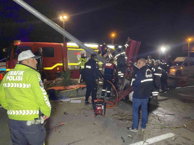 Otomobil Aydınlatma Direğine Çarptı: 1 Ölü