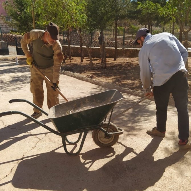 Gercüş’te Köyün Sakinleri Farkındalık İçin Okul Ve Çevre Temizliği Yaptı
