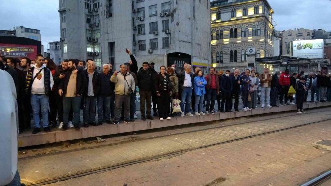 Karaköy’de Tramvay Yoluna Giren Cip Raylarda Asılı Kaldı, Tramvay Seferleri Durdu