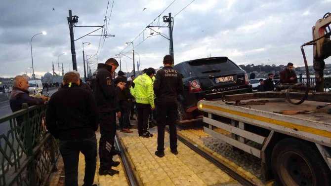 Karaköy’de Tramvay Yoluna Giren Cip Raylarda Asılı Kaldı, Tramvay Seferleri Durdu