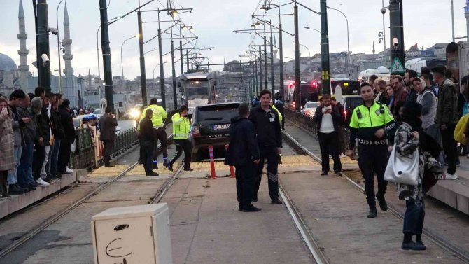 Karaköy’de Tramvay Yoluna Giren Cip Raylarda Asılı Kaldı, Tramvay Seferleri Durdu