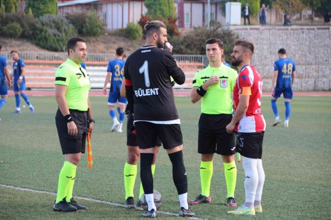 Kırmızı Kart Gören Oyuncu 3 Dakika Daha Sahada Top Oynadı