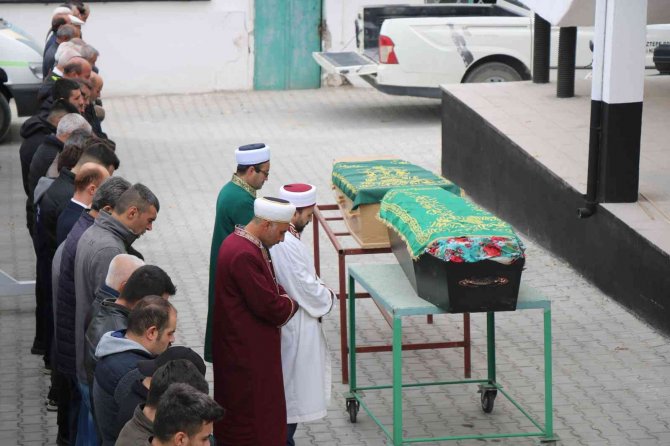 Bolu’daki Trafik Kazasında Yaşamını Yitiren Karı-koca Yan Yana Defnedildi