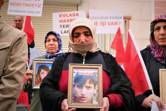 Hdp Önünde Evlat Nöbetine Bir Aile Daha Katıldı