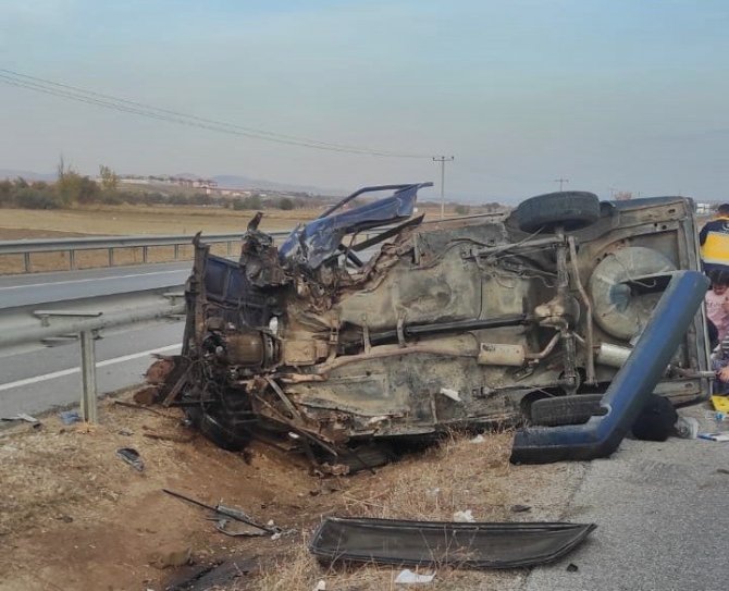 Kontrolden Çıkan Otomobil Refüje Devrildi: 5 Yaralı