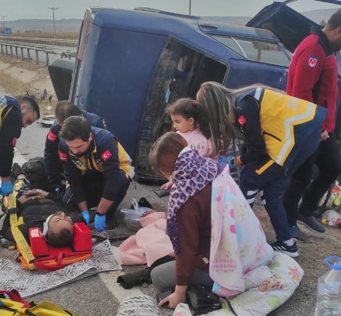 Kontrolden Çıkan Otomobil Refüje Devrildi: 5 Yaralı