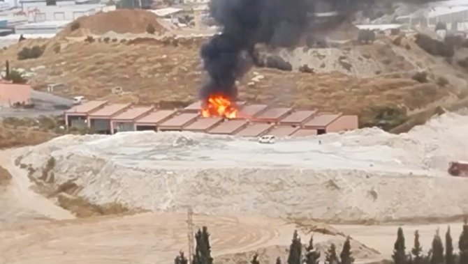 Alev Alev Yanan İşyeri Kullanılamaz Hale Geldi