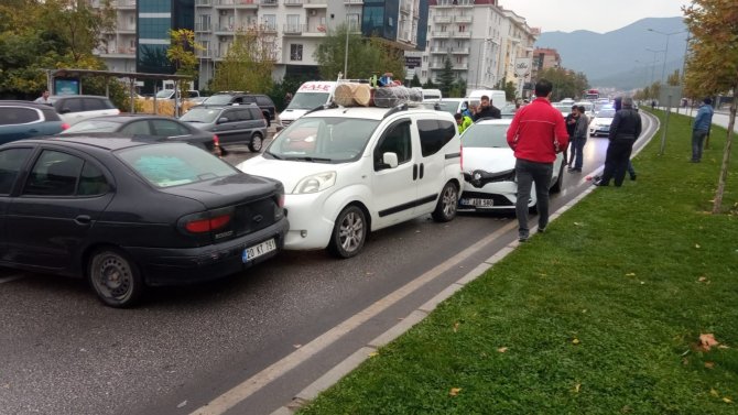 Denizli’de 8 Aracın Karıştığı Zincirleme Kazada 4 Kişi Yaralandı