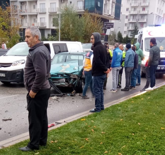 Denizli’de 8 Aracın Karıştığı Zincirleme Kazada 4 Kişi Yaralandı
