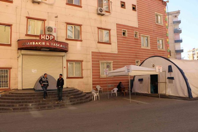 Evlat Nöbetindeki Annelerden Pkk’ya Gözdağı: “Şehirde Biz Enselerindeyiz, Dağda Güvenlik Güçleri”