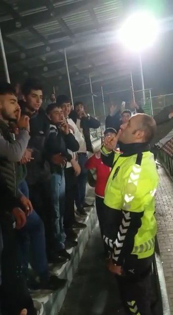 Trafik Polisi, Amatör Maçtaki Tartışmayı ’Amigoluk’ Yaparak Sonlandırdı