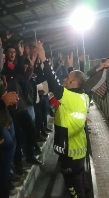 Trafik Polisi, Amatör Maçtaki Tartışmayı ’Amigoluk’ Yaparak Sonlandırdı