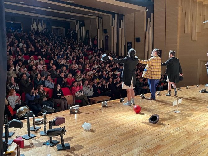 Eskişehir ‘Sui Generis Tiyatro’nun ‘Dönemeç’ Oyunu İle Sezonu Açtı