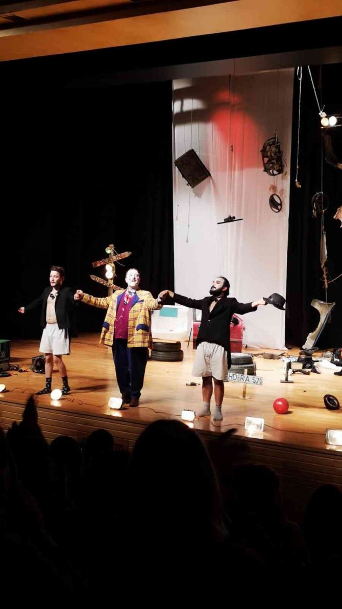 Eskişehir ‘Sui Generis Tiyatro’nun ‘Dönemeç’ Oyunu İle Sezonu Açtı