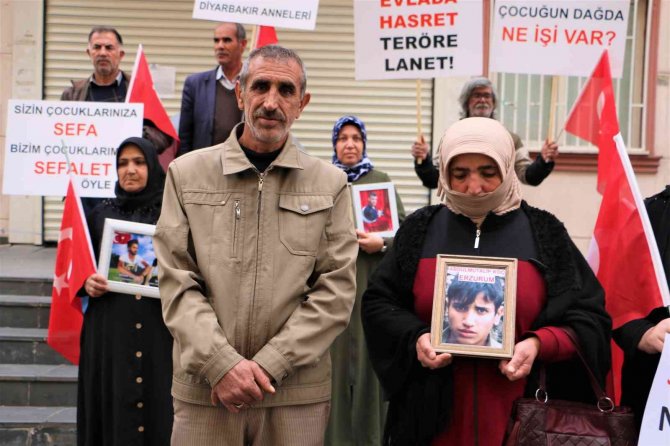 Hdp Önünde Evlat Nöbetine Bir Aile Daha Katıldı