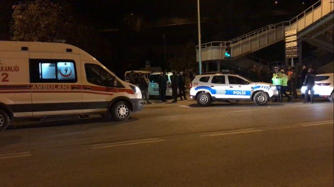 Polisten Kaçan Ehliyetsiz Sürücü Üst Geçit Direğine Çarptı: 3 Yaralı