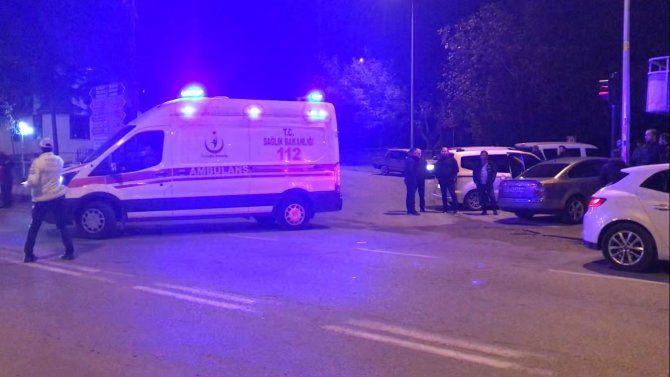 Polisten Kaçan Ehliyetsiz Sürücü Üst Geçit Direğine Çarptı: 3 Yaralı