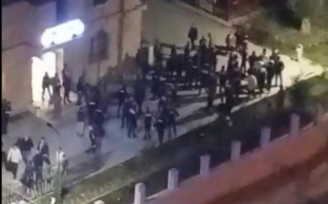 İ̇ki Esnaf Arasındaki “Benimle Aynı İşi Yapamazsın” Kavgası Karakolda Da Devam Etti