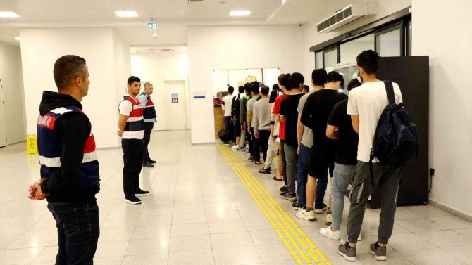 İ̇stanbul’da 41 Bin 35 Kaçak Göçmen Sınır Dışı Edildi