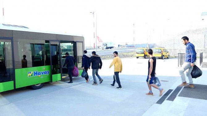 İ̇stanbul’da 41 Bin 35 Kaçak Göçmen Sınır Dışı Edildi