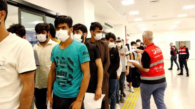 İ̇stanbul’da 41 Bin 35 Kaçak Göçmen Sınır Dışı Edildi