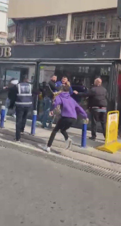 İ̇zmir’de Yol Verme Kavgası: 1 Yaralı