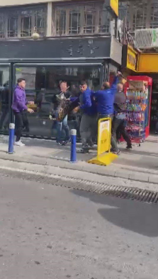 İ̇zmir’de Yol Verme Kavgası: 1 Yaralı