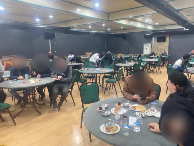 1 Ayda 3 Defa Mühürlenen Kıraathaneye Kumar Baskını: 47 Kişiye Suçüstü