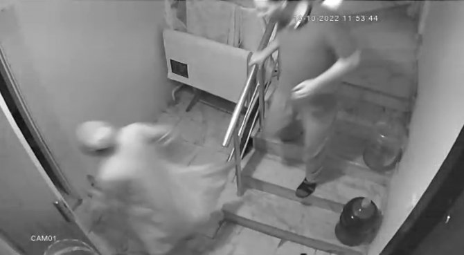 İ̇stanbul’da Dehşet Anları Kamerada: Merdivenlerden “Annem” Diye Feryat Ederek İndi