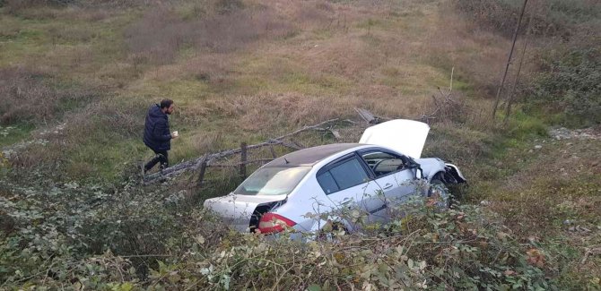 Hatalı Sollama Yaparken Önündeki Araca Çarpıp Tarlaya Uçtu