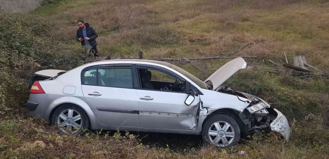 Hatalı Sollama Yaparken Önündeki Araca Çarpıp Tarlaya Uçtu