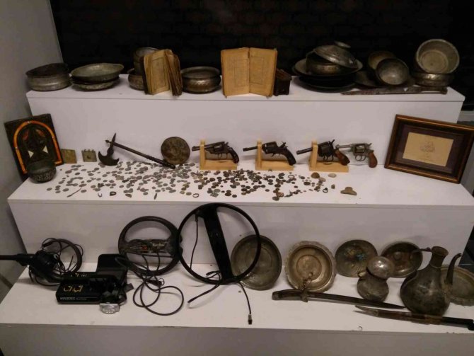 Müze Gibi Eve Polis Baskını