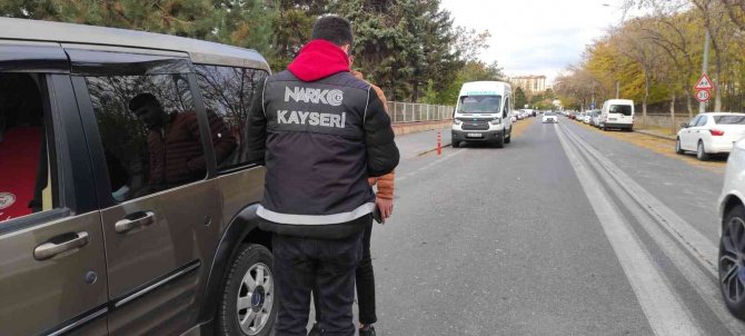 Narkotik Polisi Öğrencilerin Zehirlenmesine İ̇zin Vermiyor
