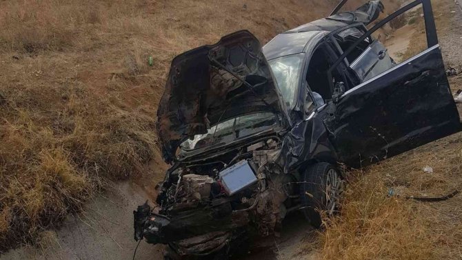 Metrelerce Takla Atan Otomobil Hurdaya Döndü: 3 Yaralı