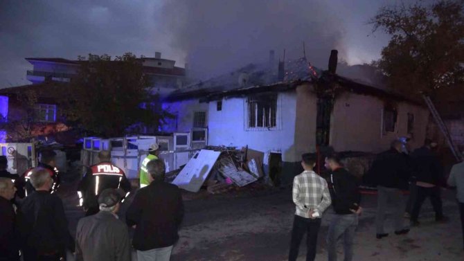 Çocuklar Evi Yaktı, Alevleri Gören Yaşlı Adamın Feryadı Yürek Burktu