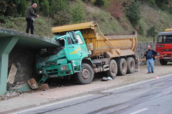 70 Metre Sürüklenen Kamyon Beton Merdivene Çarptı: 1 Ölü
