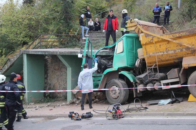 70 Metre Sürüklenen Kamyon Beton Merdivene Çarptı: 1 Ölü