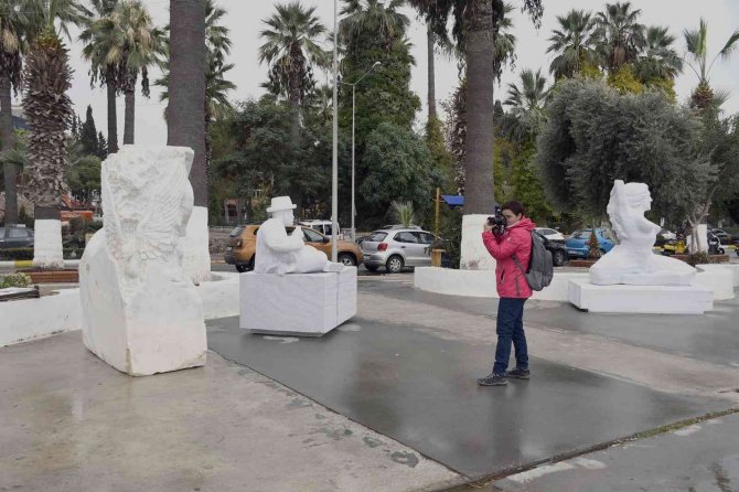 Kuşadası Sahilini ’Müzik’ Temalı Heykeller Süslüyor