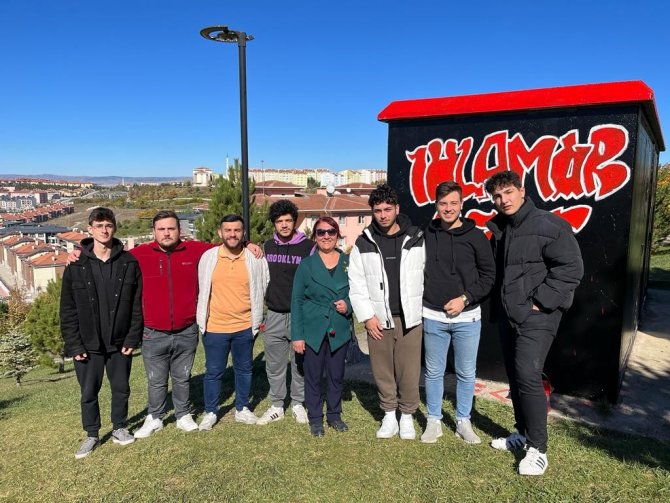 Mahalleyi Güzelleştirmek İçin Gençler Ve Muhtar Güç Birliği Yaptı