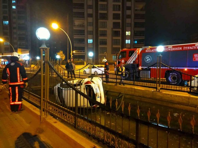 Kontrolden Çıkan Otomobil Kanala Uçtu