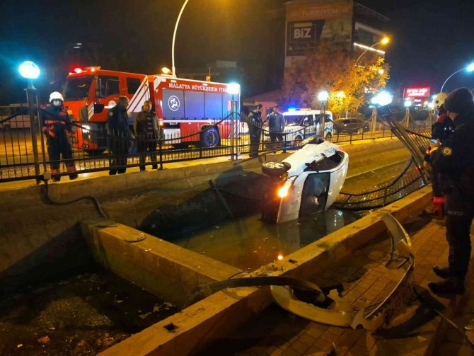 Kontrolden Çıkan Otomobil Kanala Uçtu